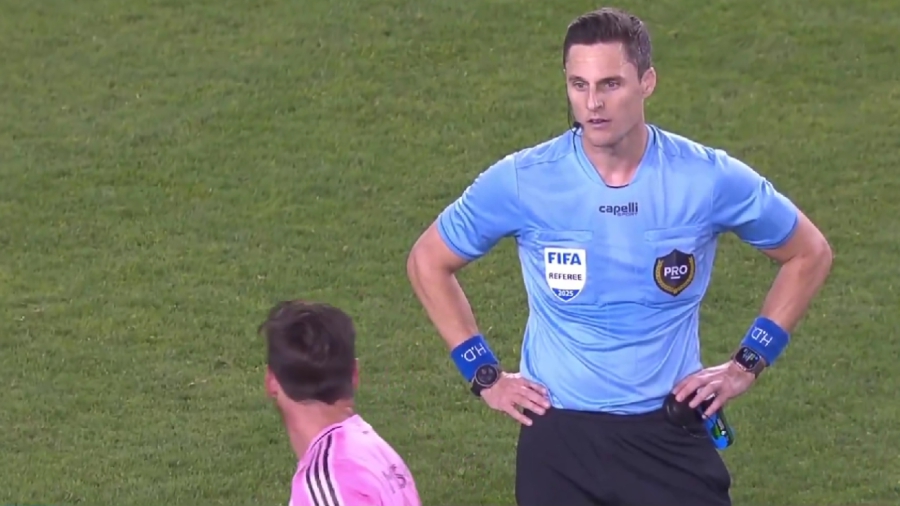 Μέσι: Σε… ημιάγρια κατάσταση, τα «έβαλε» με τον διαιτητή και παραλίγο να αποβληθεί! (video)