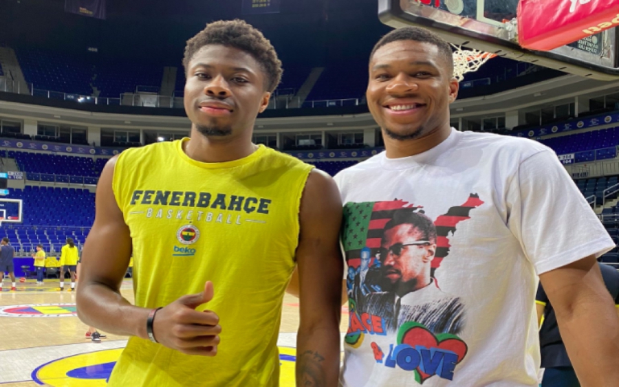 Ο Γιάννης Αντετοκούνμπο στηρίζει Κώστα και... Φενέρ!