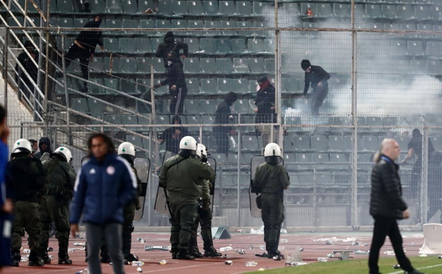 «Βαρύ» πρόστιμο στον Ολυμπιακό, αλλά όχι κεκλεισμένων των θυρών για τα επεισόδια στον Βόλο