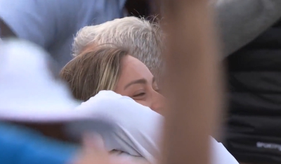 Η Μπαντόσα και ο Απόστολος Τσιτσιπάς αγκαλιά μετά τη νίκη του Στέφανου! (video)