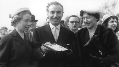 Στάνλεϊ Μάθιους: Ο «μάγος της ντρίμπλας» που έγινε ιππότης, υπό τις ευλογίες της Βασίλισσας Ελισάβετ (video)