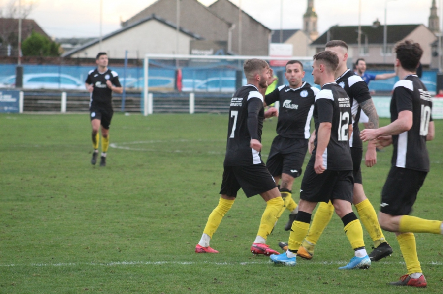 Με ένα σμπάρο δυο τρυγόνια: Το απίστευτο τάκλιν στην Σκωτία! (video)