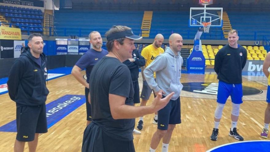 Στην προπόνηση του Περιστερίου ο Λίντσεϊ των Τζαζ που είχε επιλέξει τον Σπανούλη στο ντραφτ!