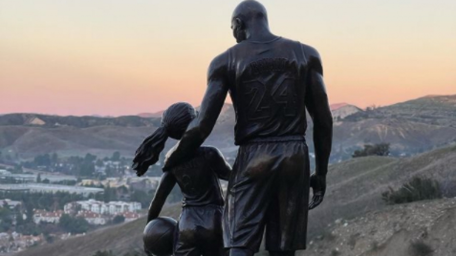 Κόμπε Μπράιαντ: Άγαλμα στο σημείο που έπεσε το μοιραίο ελικόπτερο