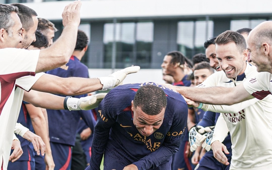 Ο Εμπαπέ τα βρήκε με την Παρί και παραμένει για… αυτό το καλοκαίρι