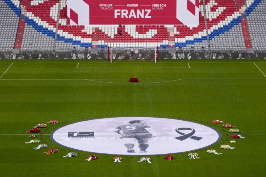 «Αντίο Κάιζερ»: Ρίγη συγκίνησης στην επιμνημόσυνη δέηση της Μπάγερν για τον Μπεκενμπάουερ! (video)