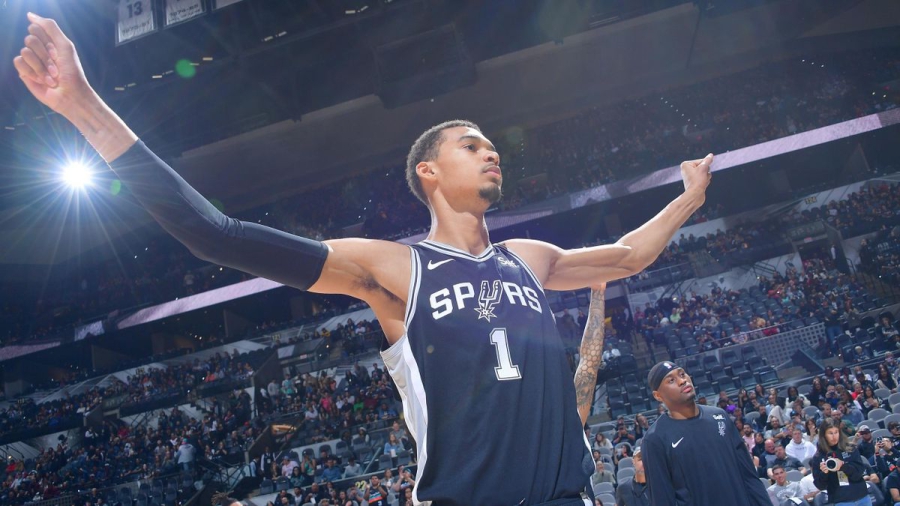 O μοναδικός Γουεμπανιάμα δε μπορεί να φέρει την… άνοιξη στους αποκαρδιωτικούς Σπερς! (video)