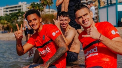 Άιντραχτ Φρανκφούρτης: Χαλάρωση με ένα… μπανάκι μετά το ματς με τον Ολυμπιακό!