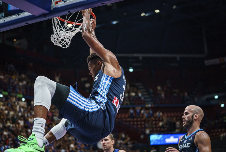 Πρώτος για ζέσταμα σε ρυθμούς Φουρέιρα ο Γιάννης Αντετοκούνμπο (video)