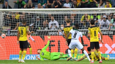 Γκλάντμπαχ - Ντόρτμουντ 1-0: Ο Ζακάρια εκμεταλλεύεται την αδράνεια της άμυνας και ανοίγει το σκορ - Αποβάλλεται ο Νταχούντ τρία λεπτά μετά! (video)