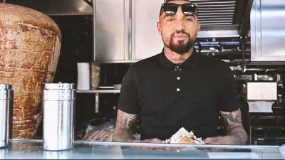 Ο Μπόατενγκ ανανέωσε με την Χέρτα και κέρασε τους φιλάθλους… τυλιχτά σουβλάκια! (video)