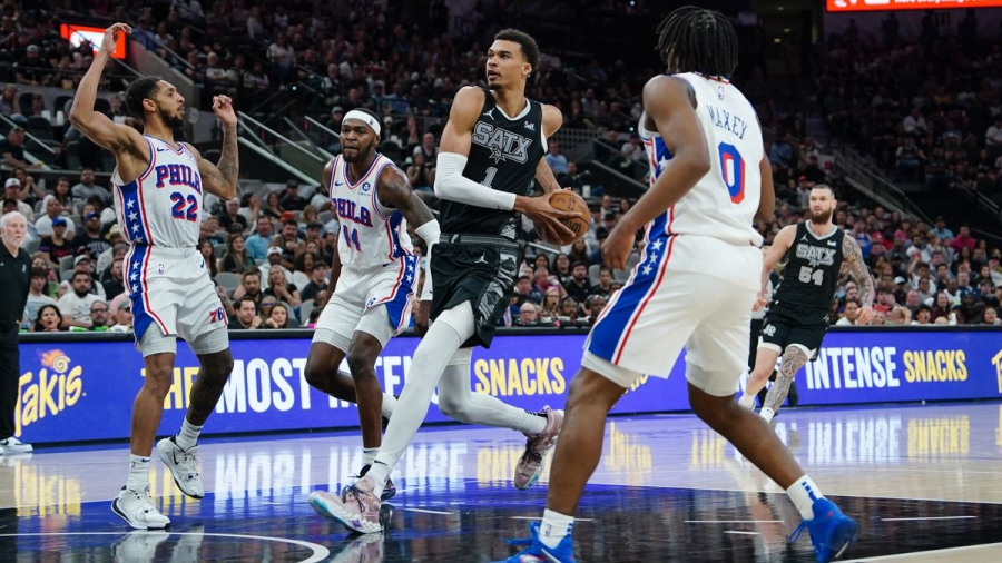 Γουεμπανιάμα vs Μάξεϊ σημειώσατε… διπλό, στην τρομερή «μάχη» δύο παρατάσεων στο Σαν Αντόνιο! (video)