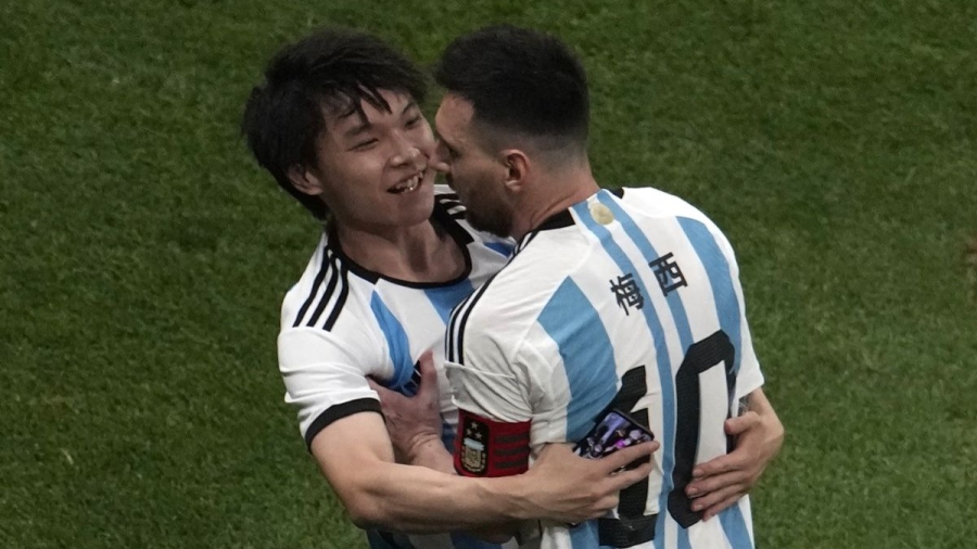 Αγκαλιά στον Μέσι και high five στον Μαρτίνες όσο τον κυνηγούσε η ασφάλεια του γηπέδου! (video)