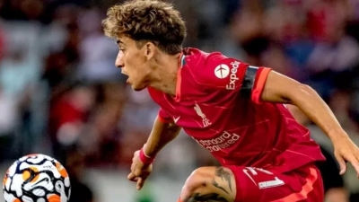 Η φοβερή αντίδραση του Τσιμίκα όταν άκουσε το τραγούδι των φίλων της Λίβερπουλ για αυτόν! (video)