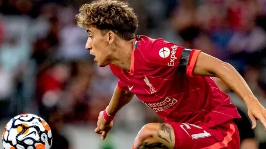 Η φοβερή αντίδραση του Τσιμίκα όταν άκουσε το τραγούδι των φίλων της Λίβερπουλ για αυτόν! (video)