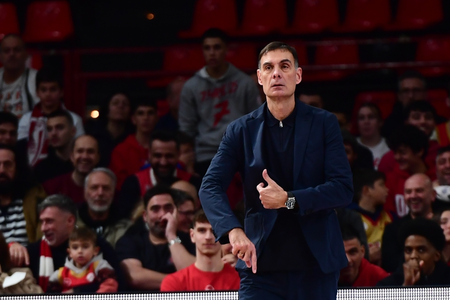 Εκνευρισμένος ξανά με την άμυνα του Ολυμπιακού ο Γιώργος Μπαρτζώκας: «Επαγγελματίες, πληρώνονται, όχι μόνο για τα ματς της EuroLeague!»