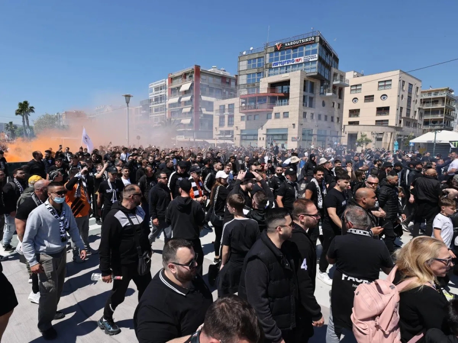 Αντίστροφη μέτρηση για τον τελικό του Κυπέλλου: «Ασπρόμαυρη» η παραλία του Βόλου - Γιορτινό κλίμα χωρίς αστυνομική επιτήρηση!