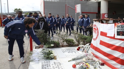 Ολυμπιακός: Σύσσωμο το ποδοσφαιρικό τμήμα και ο Βαγγέλης Μαρινάκης δεν ξέχασαν τα θύματα της Θύρας 7! (photos)