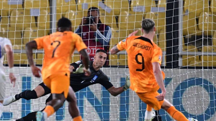 Ελλάδα – Ολλανδία 0-0: Ο Βλαχοδήμος αποκρούει το αμφισβητούμενο πέναλτι των «οράνιε»! (video)