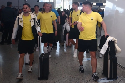 «Φτερά» στα πόδια και ελπίδα καρδιά: Η ΑΕΚ αναχώρησε για Ισπανία- Μαζί της πασίγνωστος τραγουδιστής!