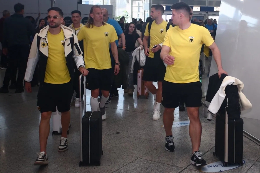 «Φτερά» στα πόδια και ελπίδα καρδιά: Η ΑΕΚ αναχώρησε για Ισπανία- Μαζί της πασίγνωστος τραγουδιστής!