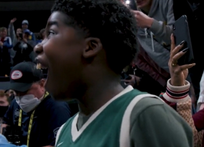 Γιάννης Αντετοκούνμπο: Έκανε δώρο παπούτσια και φανέλα σε πιτσιρικά που… τρελάθηκε από τη χαρά του (video)