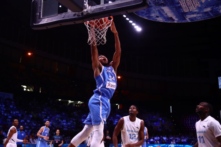 Σαν να μην πέρασε μια μέρα: Δύο καρφώματα ο Αντετοκούνμπο με το… καλημέρα σας! (video)