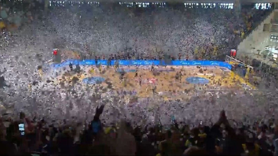 Άρης – ΠΑΟΚ: «Έβρεξε» χαρτάκια με το τζάμπολ του παιχνιδιού! (video)