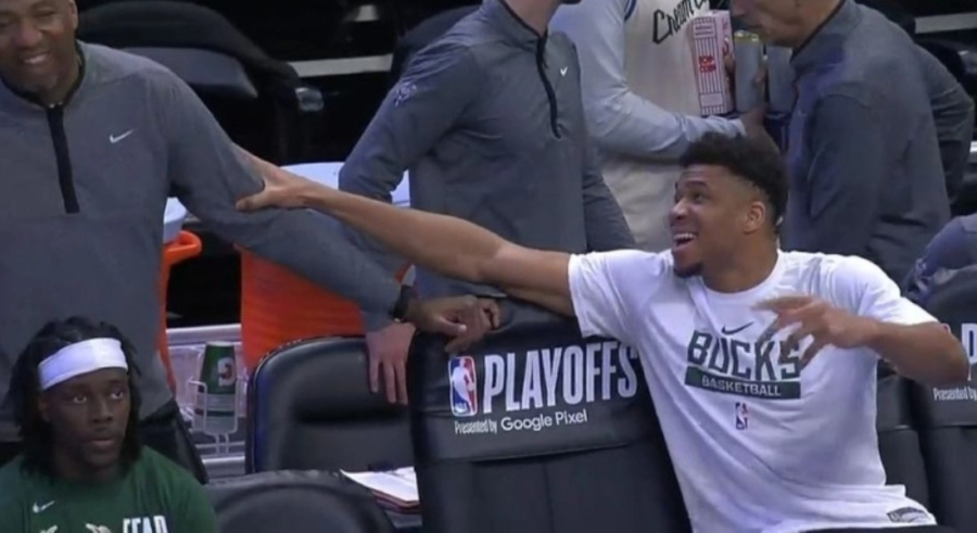 Από ηγέτης στο παρκέ... τραγουδιστής στον πάγκο των Μπακς ο Giannis (video)