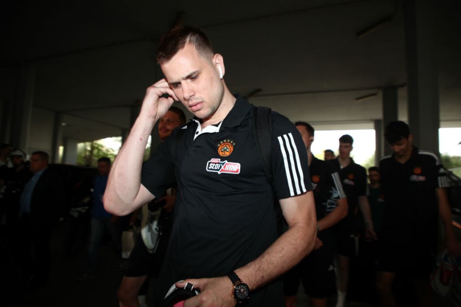 Υπό αποδοκιμασίες η είσοδος του Αγραβάνη στο ΣΕΦ (video)