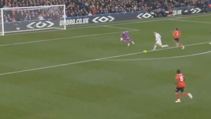 Αδιανόητος Χόιλουντ: Δύο γκολ σε έξι λεπτά, το δεύτερο με το... στήθος! (video)