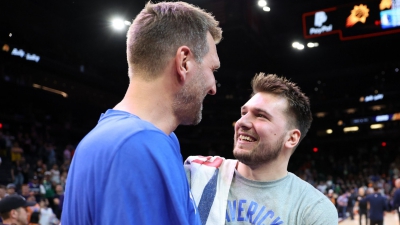 Όταν το παρελθόν, συναντά το παρόν: Νοβίτσκι και Ντόντσιτς αγκαλιά μετά την επική πρόκριση των Μάβερικς! (video)