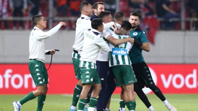 Ολυμπιακός – Παναθηναϊκός: Οι πανηγυρισμοί του «τριφυλλιού» μετά το τελευταίο σφύριγμα (video)