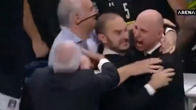 Σφαλιάρα Ομπράντοβιτς σε οπαδό της Παρτιζάν που μπούκαρε στο γήπεδο! (video)
