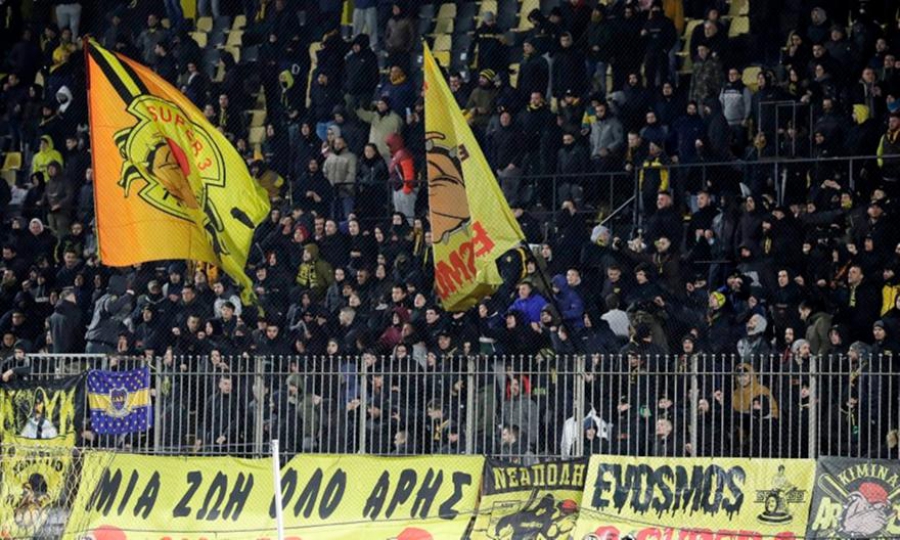 Οπαδοί του Άρη σε παίκτες: «Γιατί δεν ματώνετε τη φανέλα; Όποιος δεν μπορεί να φύγει»