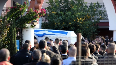 Σε κλίμα οδύνης το τελευταίο «αντίο» στον 16χρονο Βασίλη Τόπαλο