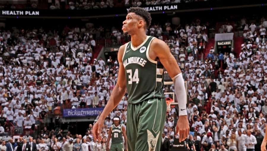 «Λέικερς και Νικς πιθανοί προορισμοί του Γιάννη Αντετοκούνμπο αν φύγει από τους Μπακς»