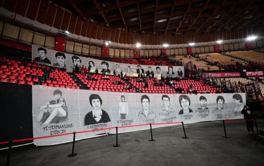 Ολυμπιακός - Μπολόνια: Θύματα θύρας 7 «Παρόντες» - Τα πανό στην μνήνη τους!