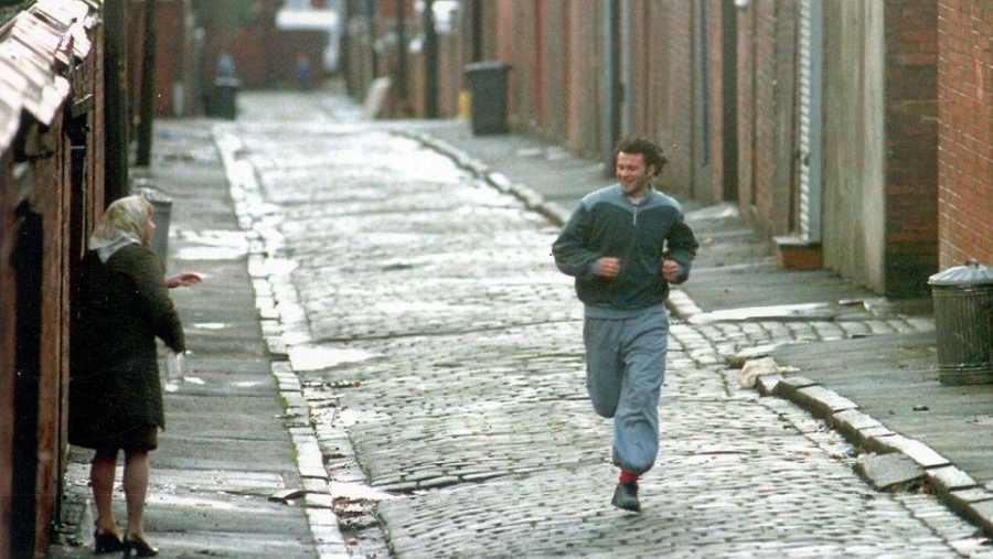 Ράιαν Γκιγκς: Οι δρόμοι του Σάλφορντ «εξηγούν» πώς -και γιατί- έπαψε να λέγεται Γουίλσον! (video)