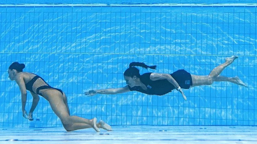 Συγκλονιστικό! Προπονήτρια σώζει από βέβαιο πνιγμό και από τον πάτο της πισίνας αθλήτρια συγχρονισμένης κολύμβησης (video)