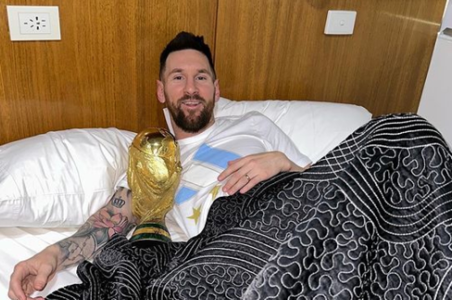 Η «καλημέρα» του Λιονέλ Μέσι αγκαλιά με το Παγκόσμιο Κύπελλο!