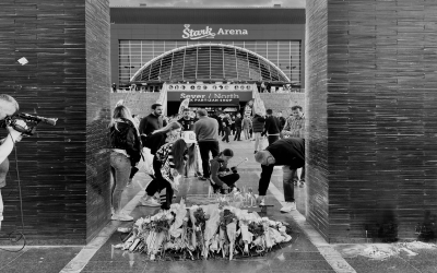 Οι φίλοι της Παρτιζάν άφησαν λουλούδια στη μνήμη των αδικοχαμένων μαθητών έξω από τη Stark Arena (photos)