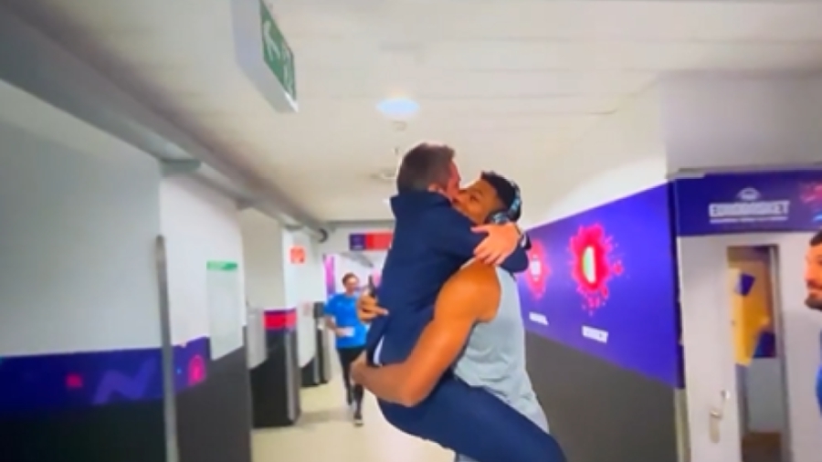 «Ποτζεκιάδα»: Ο προπονητής της Ιταλίας έκλεψε μέχρι και την... καρδιά του Giannis! (video)