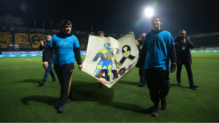 Άρης - Παναιτωλικός: Το συγκλονιστικό πανό με τον Άλκη στην αγκαλιά του Τίτορμου