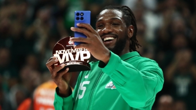 Παναθηναϊκός AKTOR: Ο MVP Φαρίντ έβγαλε σέλφι με το βραβείο!