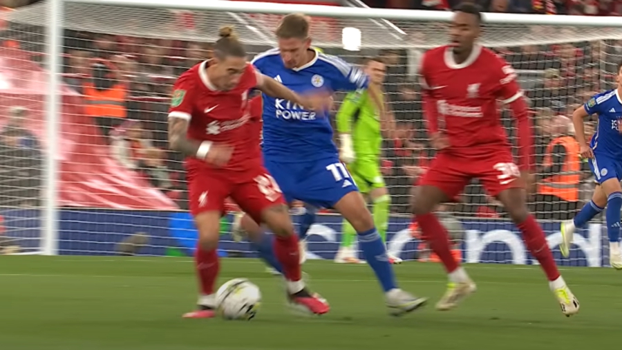 Ο Τσιμίκας έπεσε… εύκολα, η Λέστερ σκόραρε και το Twitter «σχολίασε» την απόφασή του! (video)