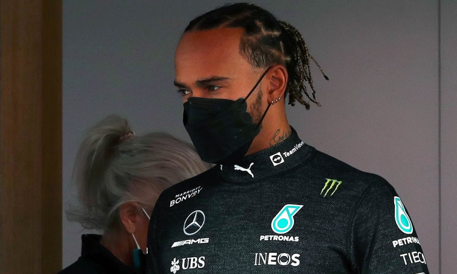 Formula 1: Προσεύχεται για τους Ουκρανούς ο Χάμιλτον
