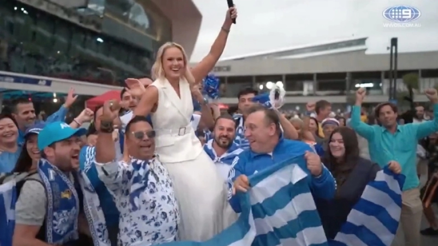 Τσιτσιπάς - Τζόκοβιτς: Έλληνες φίλαθλοι σήκωσαν Αυστραλή δημοσιογράφο στον... αέρα! (vid)