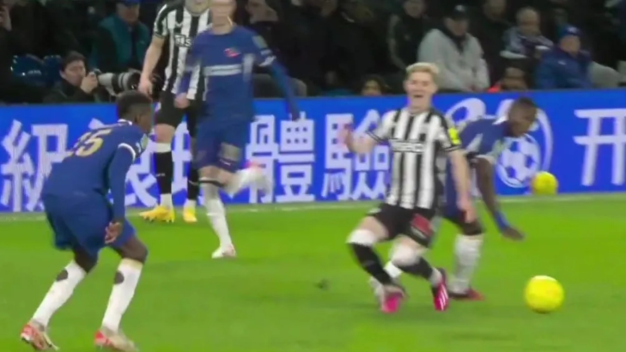 Τυχερός ο Καϊσέδο: Με τον VAR θα είχε αποβληθεί, χωρίς αυτόν, είδε απλώς κίτρινη κάρτα! (video)