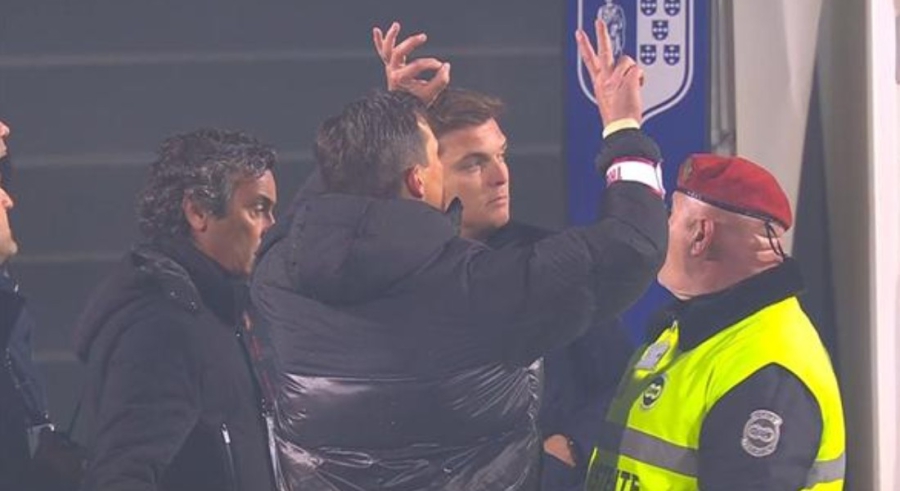 Σμιντ: Δέχθηκε μπουκάλι στην πλάτη, το πέταξε στην κερκίδα και έδειξε το σκορ του αγώνα στους οπαδούς (video)